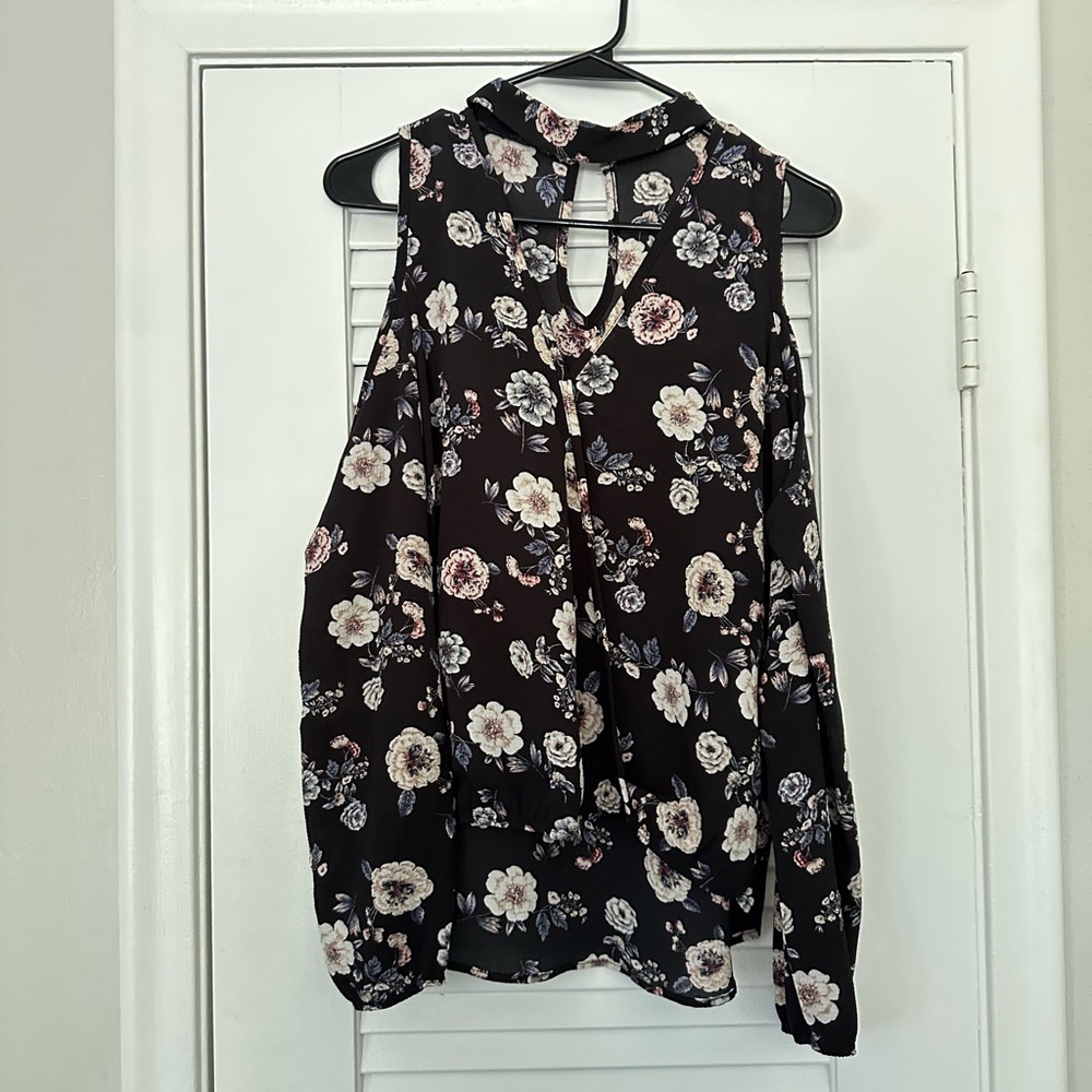 Love Culture women’s floral open shoulder long sleeve top size large.